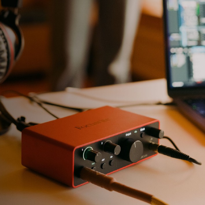 Bundle Focusrite Scarlett Solo Studio 4th gen - con Scheda Audio - con Cuffia SH-450 - con Microfono a Condensatore CM25 MkIII