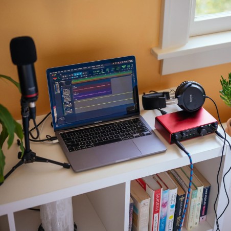 Bundle Focusrite Scarlett 2i2 Studio 4th Gen - con Scheda Audio - con Cuffie SH-450 - con Microfono a Condensatore CM25 MkIII